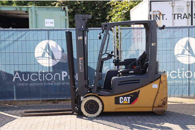 Caterpillar 2ET4000 - Elektromos targonca: 2 kép. Caterpillar 2ET4000 - Elektromos targonca: 2 kép.