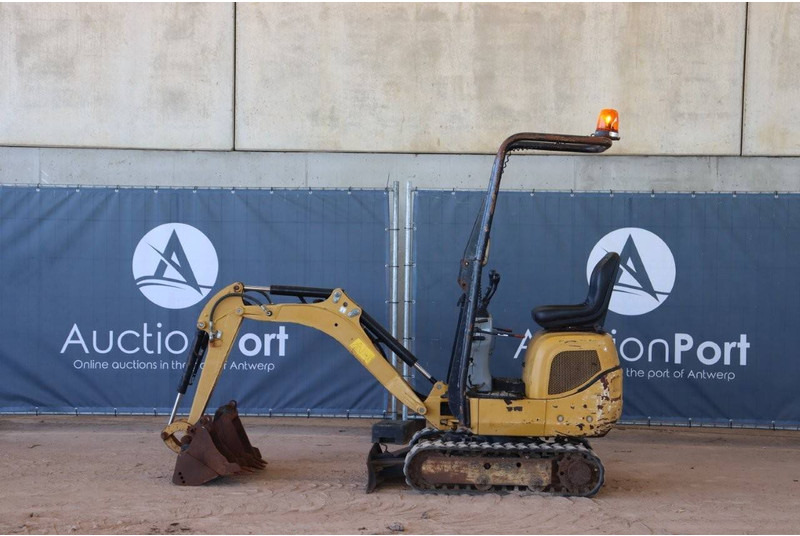 Caterpillar 300.9D - Minikotró: 2 kép. Caterpillar 300.9D - Minikotró: 2 kép.