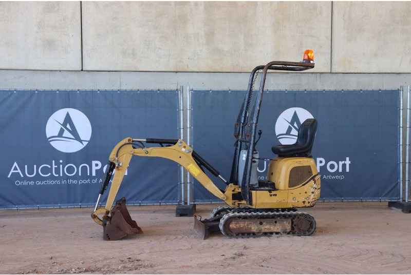 Caterpillar 300.9D - Minikotró: 1 kép. Caterpillar 300.9D - Minikotró: 1 kép.