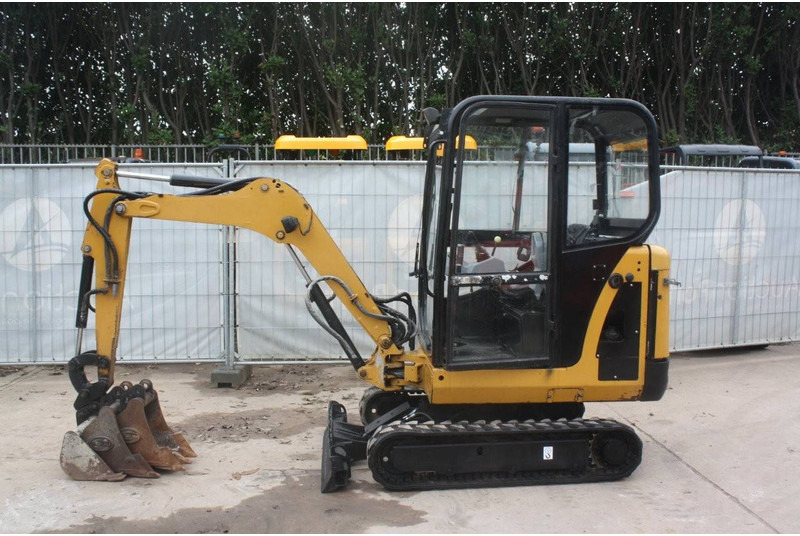 Caterpillar 301.8C - Minikotró: 2 kép. Caterpillar 301.8C - Minikotró: 2 kép.