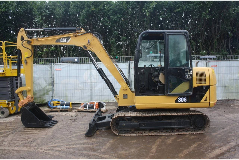 Caterpillar 306 - Lánctalpas kotró: 2 kép. Caterpillar 306 - Lánctalpas kotró: 2 kép.