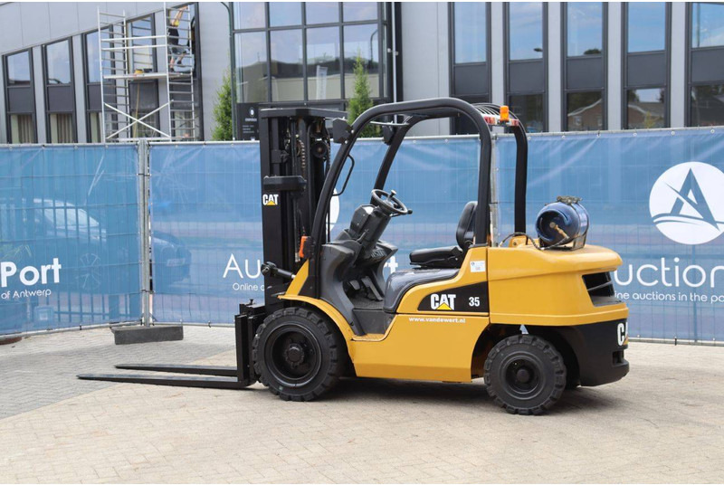 Caterpillar GP35N - Gázüzemű targonca: 3 kép. Caterpillar GP35N - Gázüzemű targonca: 3 kép.