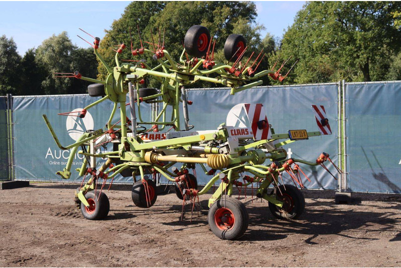 Claas Volto 1050 - Szénaforgató: 3 kép. Claas Volto 1050 - Szénaforgató: 3 kép.