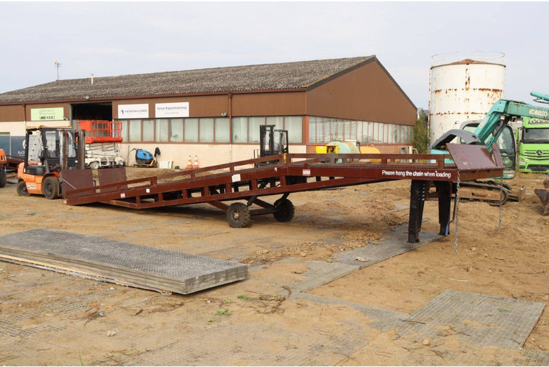 Containerramps MangustLR12T - Platós pótkocsi: 3 kép. Containerramps MangustLR12T - Platós pótkocsi: 3 kép.