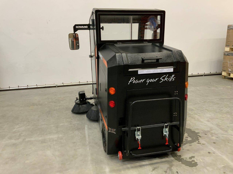 Daewoo DAS100 - Utcaseprő gép: 5 kép. Daewoo DAS100 - Utcaseprő gép: 5 kép.