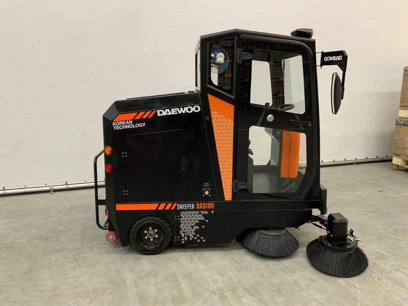 Daewoo DAS100 - Utcaseprő gép: 3 kép. Daewoo DAS100 - Utcaseprő gép: 3 kép.