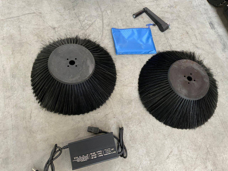 Daewoo DAS80 Zit - Utcaseprő gép: 5 kép. Daewoo DAS80 Zit - Utcaseprő gép: 5 kép.