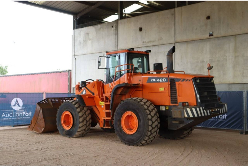 Doosan DL420 - Gumikerekes homlokrakodó: 4 kép. Doosan DL420 - Gumikerekes homlokrakodó: 4 kép.