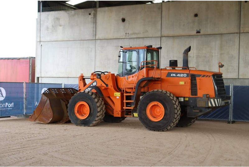Doosan DL420 - Gumikerekes homlokrakodó: 3 kép. Doosan DL420 - Gumikerekes homlokrakodó: 3 kép.