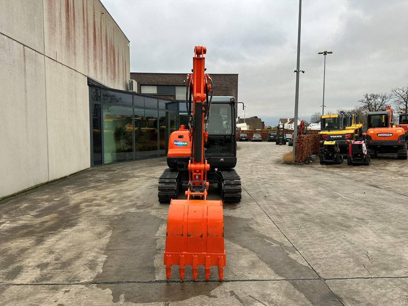 Doosan DX55-9C - Lánctalpas kotró: 2 kép. Doosan DX55-9C - Lánctalpas kotró: 2 kép.