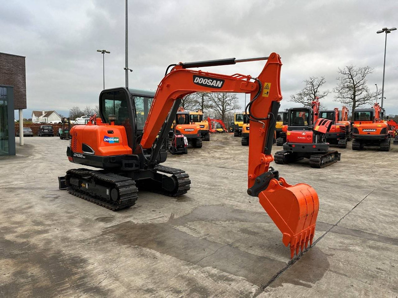 Doosan DX55-9C - Lánctalpas kotró: 3 kép. Doosan DX55-9C - Lánctalpas kotró: 3 kép.