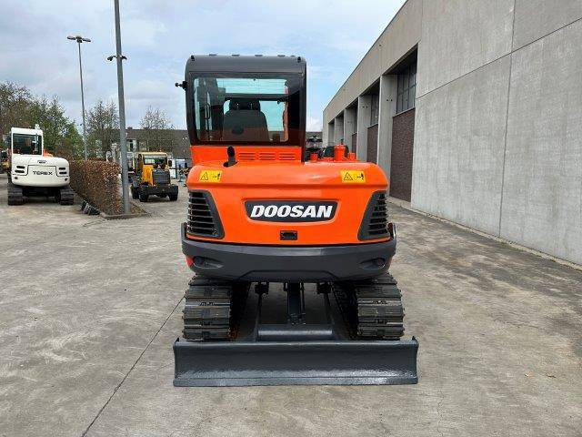 Doosan DX55-9C - Lánctalpas kotró: 5 kép. Doosan DX55-9C - Lánctalpas kotró: 5 kép.
