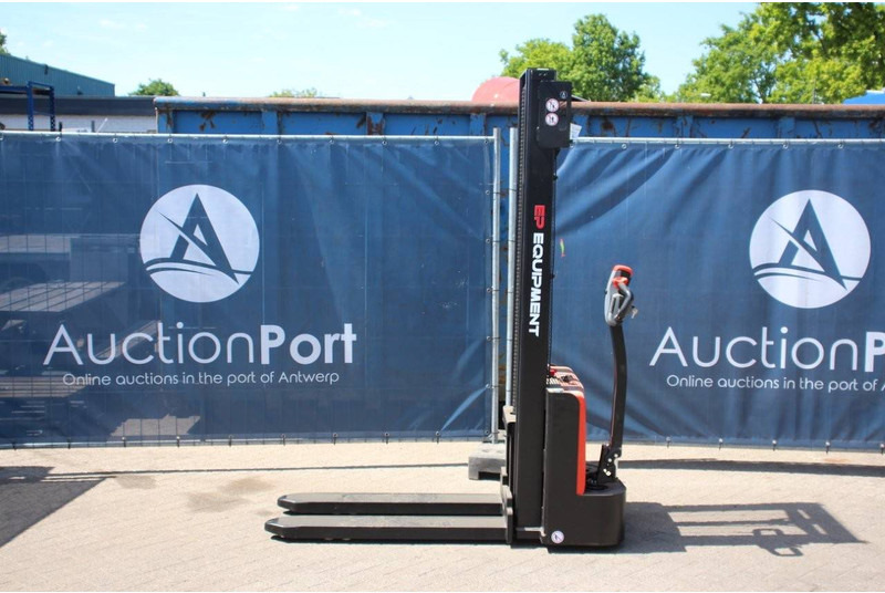 EP Equipment EST122 - Emelőtargoncá: 2 kép. EP Equipment EST122 - Emelőtargoncá: 2 kép.