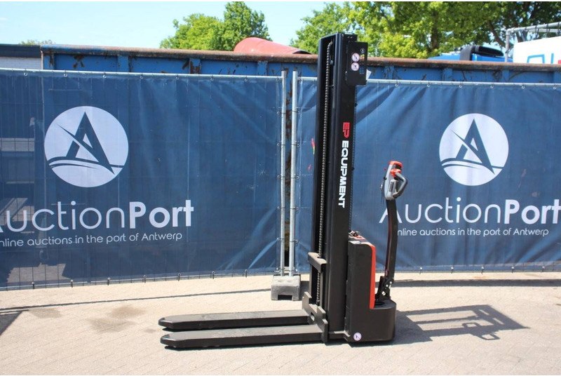 EP Equipment EST122 - Emelőtargoncá: 1 kép. EP Equipment EST122 - Emelőtargoncá: 1 kép.