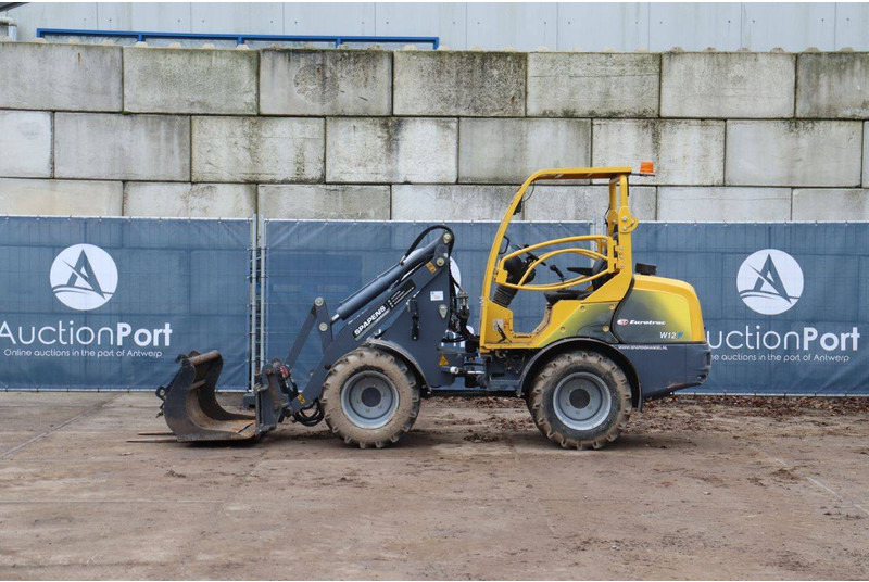 Eurotrac W12F - Gumikerekes homlokrakodó: 2 kép. Eurotrac W12F - Gumikerekes homlokrakodó: 2 kép.