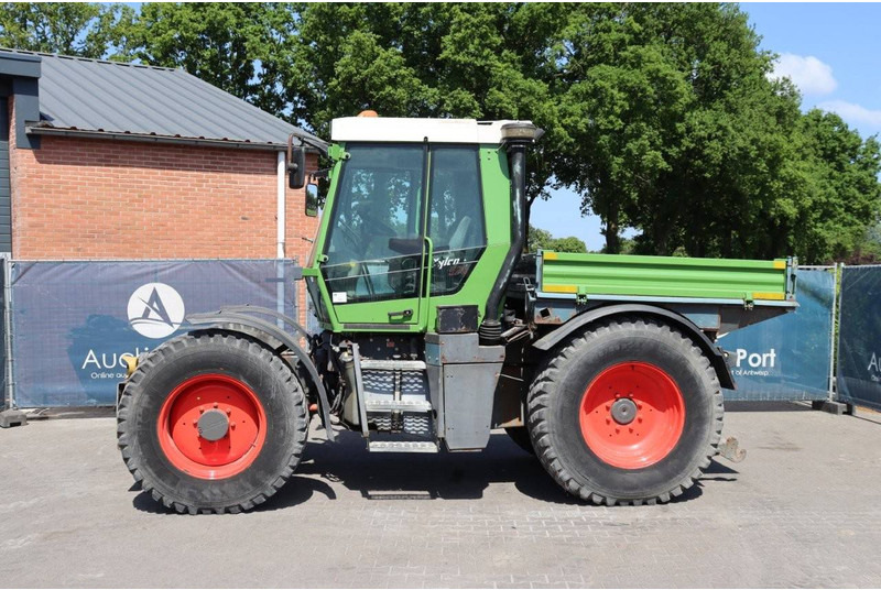 Fendt 520 - Traktor: 2 kép. Fendt 520 - Traktor: 2 kép.