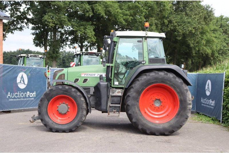 Fendt 716 VARIO - Traktor: 2 kép. Fendt 716 VARIO - Traktor: 2 kép.