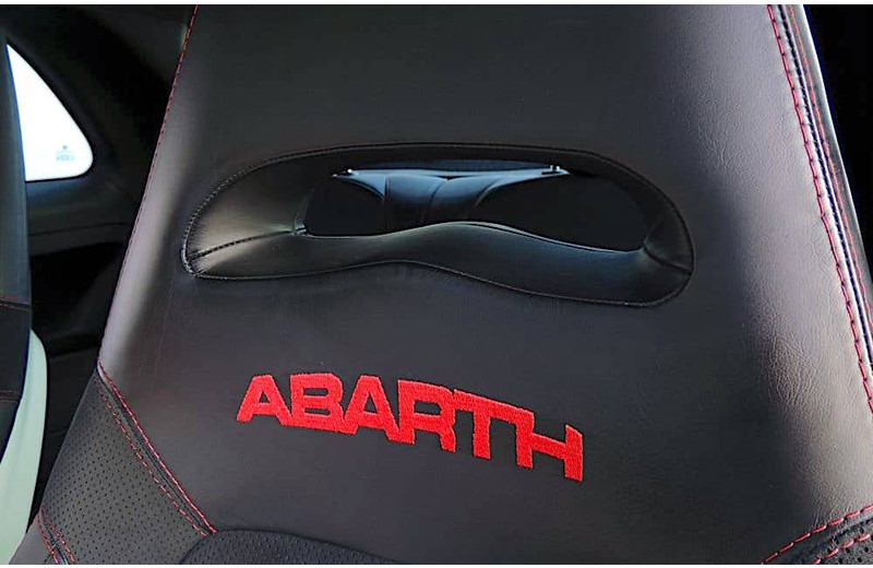 Fiat 500 Abarth Tributo Ferrari (limited 142/200) - Szedán: 5 kép. Fiat 500 Abarth Tributo Ferrari (limited 142/200) - Szedán: 5 kép.