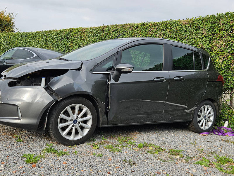 Ford B-Max 1.6 Ti-VCT Powershift - Szedán: 2 kép. Ford B-Max 1.6 Ti-VCT Powershift - Szedán: 2 kép.