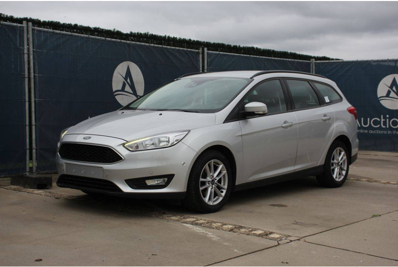 Szedán Ford Focus: 8 kép. Szedán Ford Focus: 8 kép.