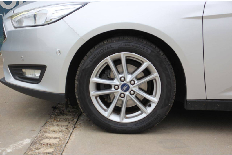 Szedán Ford Focus: 14 kép. Szedán Ford Focus: 14 kép.