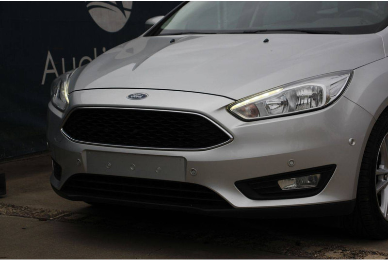 Szedán Ford Focus: 9 kép. Szedán Ford Focus: 9 kép.