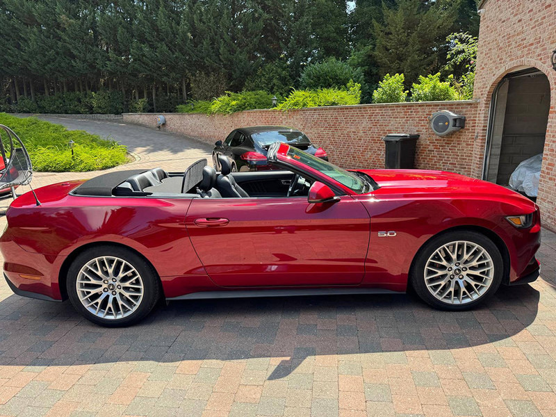 Ford Mustang GT Convertible - Szedán: 4 kép. Ford Mustang GT Convertible - Szedán: 4 kép.