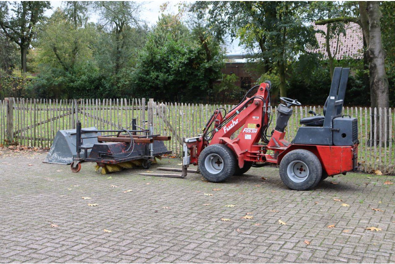 Fuchs F853H - Gumikerekes homlokrakodó: 3 kép. Fuchs F853H - Gumikerekes homlokrakodó: 3 kép.