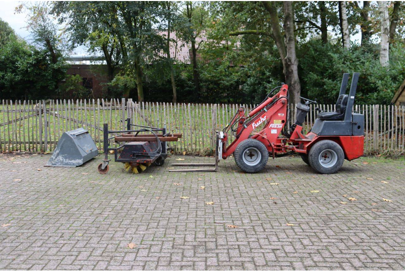 Fuchs F853H - Gumikerekes homlokrakodó: 2 kép. Fuchs F853H - Gumikerekes homlokrakodó: 2 kép.