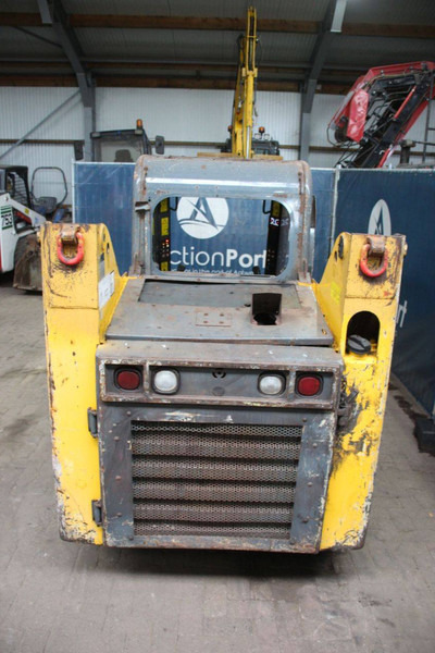 Gehl R165 - Gumikerekes homlokrakodó: 4 kép. Gehl R165 - Gumikerekes homlokrakodó: 4 kép.