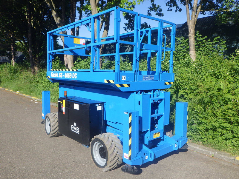 Genie GS-4069DC - Ollós emelő: 3 kép. Genie GS-4069DC - Ollós emelő: 3 kép.