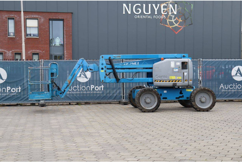 Genie Z-45/25J - Személyemelő: 1 kép. Genie Z-45/25J - Személyemelő: 1 kép.