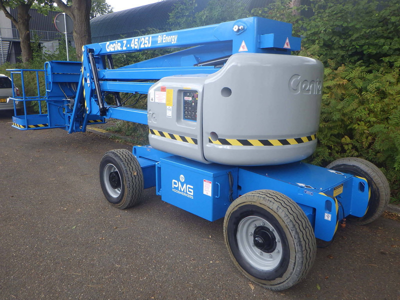 Genie Z-45/25J Bi - Személyemelő: 2 kép. Genie Z-45/25J Bi - Személyemelő: 2 kép.
