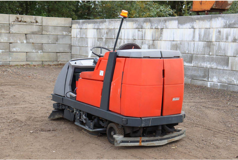 Hako B310R CL - Utcaseprő gép: 4 kép. Hako B310R CL - Utcaseprő gép: 4 kép.
