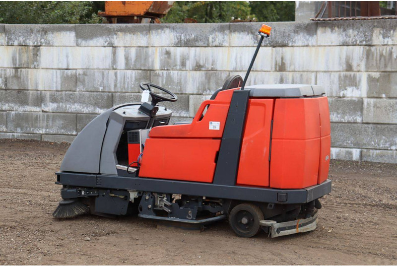Hako B310R CL - Utcaseprő gép: 3 kép. Hako B310R CL - Utcaseprő gép: 3 kép.