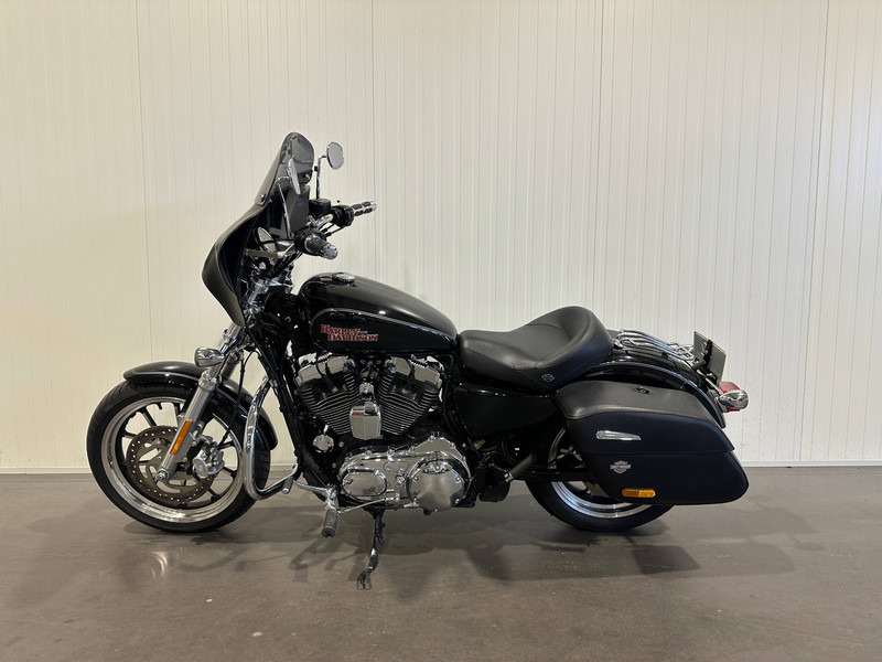 Harley-Davidson Chopper XL 1200T Superlow - Motorkerékpár: 2 kép. Harley-Davidson Chopper XL 1200T Superlow - Motorkerékpár: 2 kép.