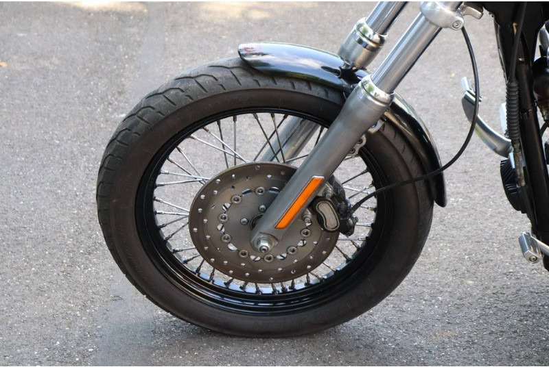 Motorkerékpár Harley-Davidson Dyna Street Bob: 13 kép.