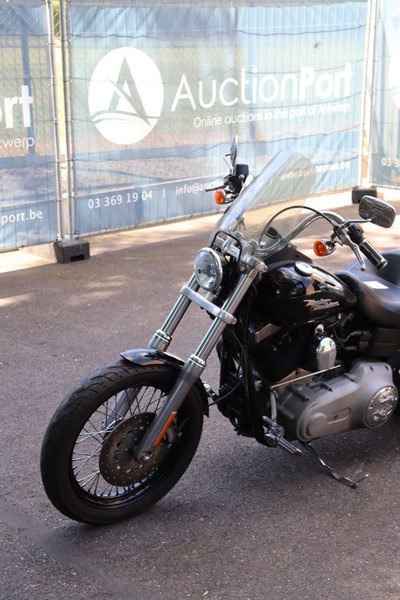 Motorkerékpár Harley-Davidson Dyna Street Bob: 11 kép.