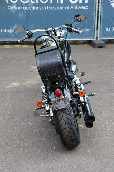 Harley-Davidson Dyna Wide Glide - Motorkerékpár: 5 kép. Harley-Davidson Dyna Wide Glide - Motorkerékpár: 5 kép.