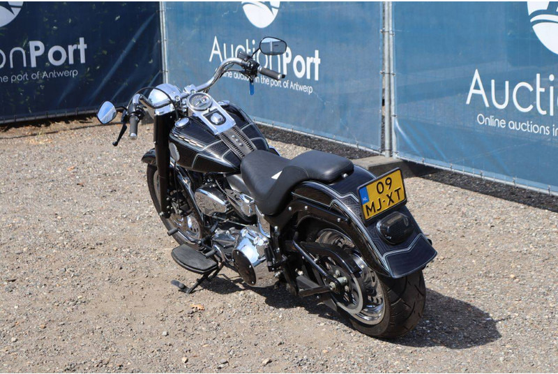 Harley-Davidson FLSTF - Motorkerékpár: 4 kép. Harley-Davidson FLSTF - Motorkerékpár: 4 kép.