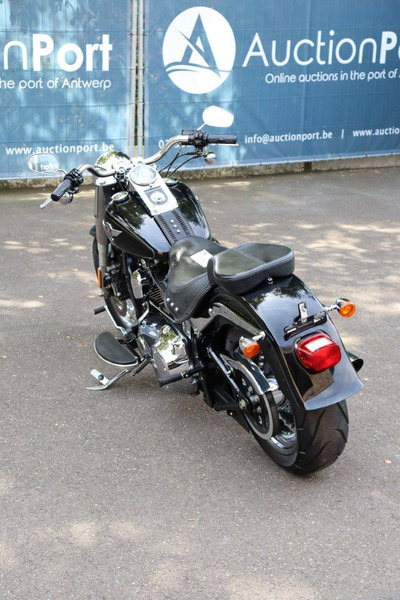 Harley-Davidson Fat Boy - Motorkerékpár: 4 kép. Harley-Davidson Fat Boy - Motorkerékpár: 4 kép.