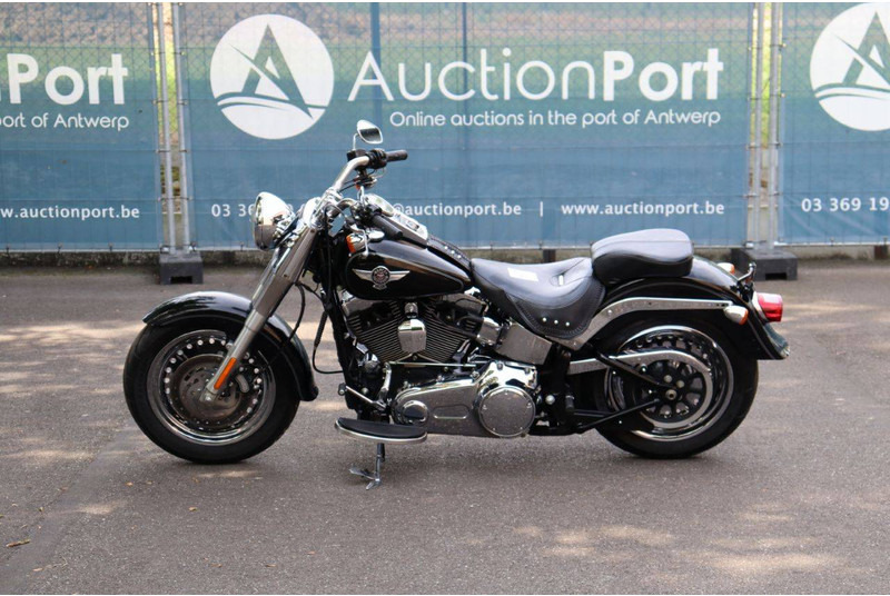 Harley-Davidson Fat Boy - Motorkerékpár: 2 kép. Harley-Davidson Fat Boy - Motorkerékpár: 2 kép.