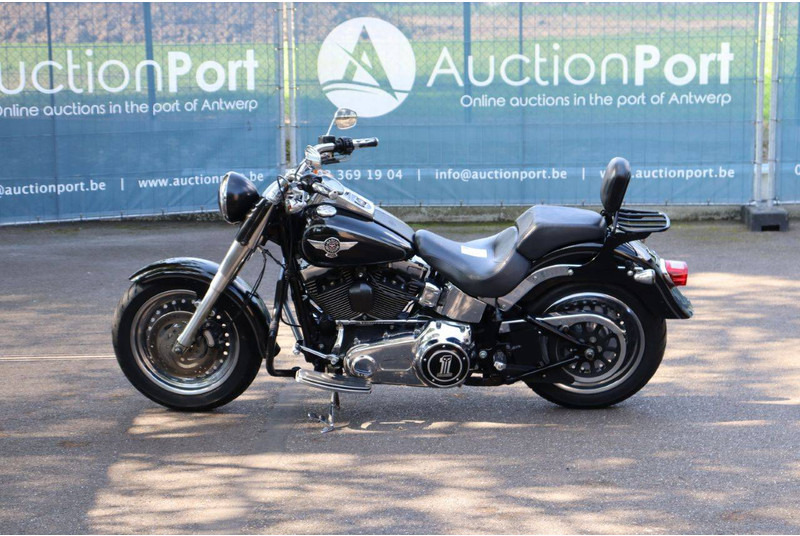 Harley-Davidson Fat Boy - Motorkerékpár: 2 kép. Harley-Davidson Fat Boy - Motorkerékpár: 2 kép.