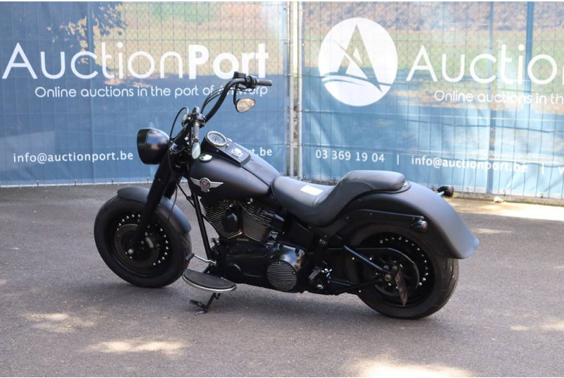 Harley-Davidson Fat Boy Low - Motorkerékpár: 3 kép. Harley-Davidson Fat Boy Low - Motorkerékpár: 3 kép.
