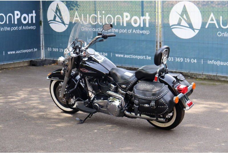 Harley-Davidson Heritage Softail Classic - Motorkerékpár: 3 kép. Harley-Davidson Heritage Softail Classic - Motorkerékpár: 3 kép.