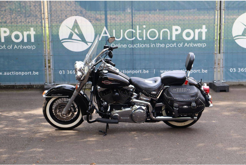 Harley-Davidson Heritage Softail Classic - Motorkerékpár: 2 kép. Harley-Davidson Heritage Softail Classic - Motorkerékpár: 2 kép.