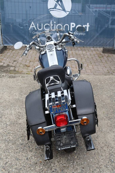 Harley-Davidson Road King - Motorkerékpár: 5 kép. Harley-Davidson Road King - Motorkerékpár: 5 kép.