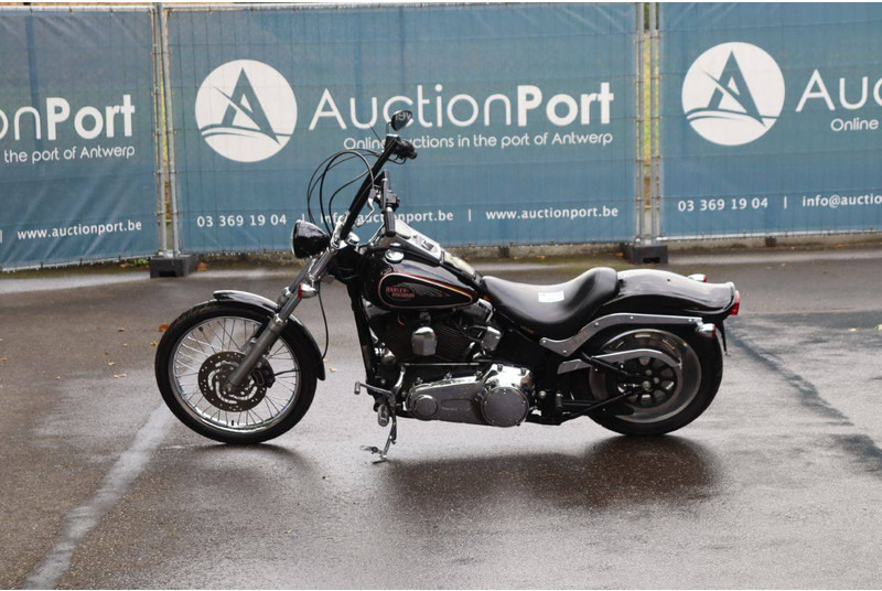 Harley-Davidson Softail Custom - Motorkerékpár: 2 kép. Harley-Davidson Softail Custom - Motorkerékpár: 2 kép.