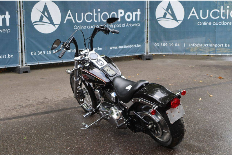 Harley-Davidson Softail Custom - Motorkerékpár: 4 kép. Harley-Davidson Softail Custom - Motorkerékpár: 4 kép.