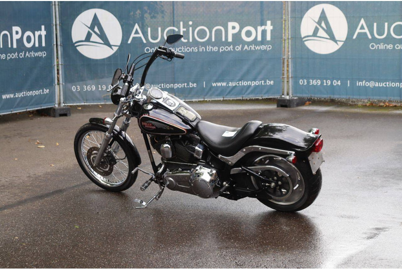 Harley-Davidson Softail Custom - Motorkerékpár: 3 kép. Harley-Davidson Softail Custom - Motorkerékpár: 3 kép.